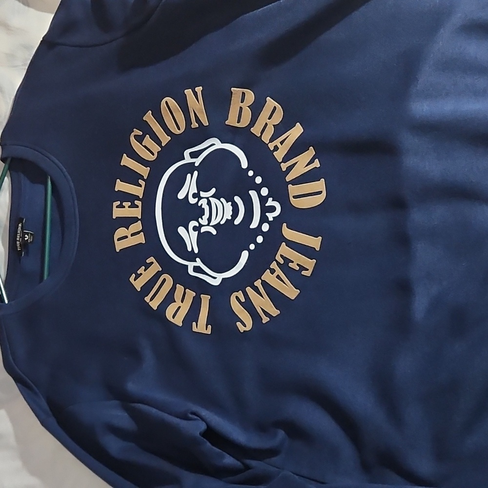 Crew neck sweat shirt.